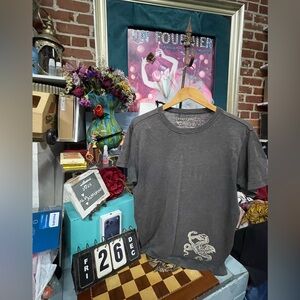 Positiono 
This is a Comme Ca Ism dragon embroidery t-shirt